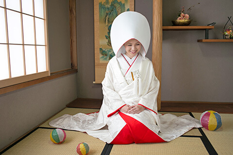 白無垢：熨斗疋田花車文